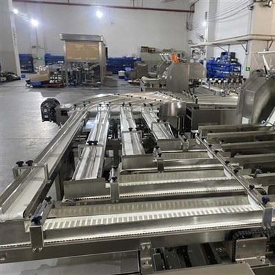 Vahvlirullide söötmis- ja pakkimisliin